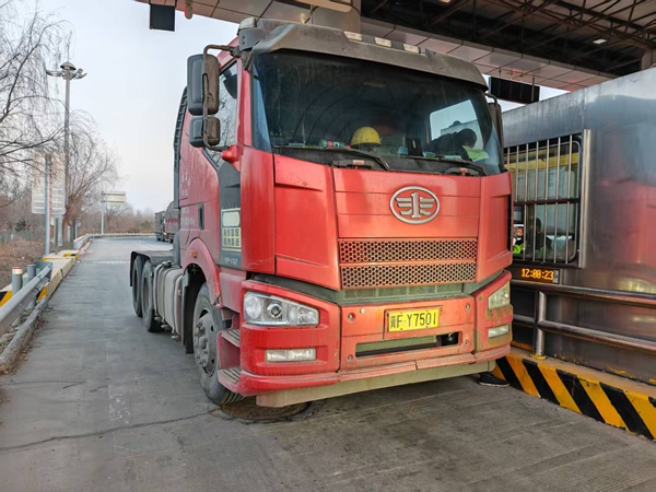 保定收費(fèi)站成功治理車頭甩掛逃費(fèi)事件趙雪峰_副本.jpg 保定收費(fèi)站成功治理車頭甩掛逃費(fèi)事件趙雪峰_副本.jpg