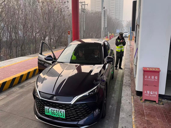 《值班站長(zhǎng)秒變修車工》廉淑娟_副本.jpg 《值班站長(zhǎng)秒變修車工》廉淑娟_副本.jpg