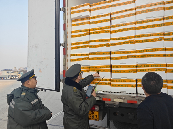 保定站年底多舉措筑牢綠通查驗(yàn)防線 守護(hù)民生運(yùn)輸通道暢通(霍春曉)_副本.jpg 保定站年底多舉措筑牢綠通查驗(yàn)防線 守護(hù)民生運(yùn)輸通道暢通(霍春曉)_副本.jpg